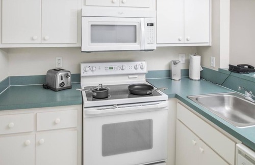 Berkeley Resort | Adventure Awaits! Close to Go-Karts Plus, Volleyball, Kitchen, Pool, Gym