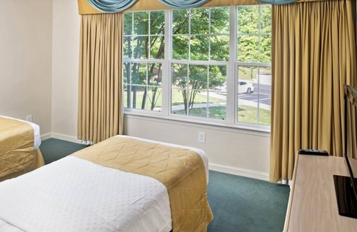 Berkeley Resort | Adventure Awaits! Close to Go-Karts Plus, Volleyball, Kitchen, Pool, Gym