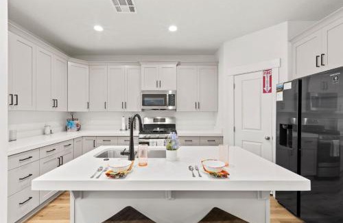 Washington House | Adventure Base Camp Pet Friendly with Resort Living Pool, Arcade, Pickle-ball