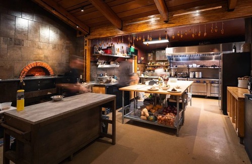 Truckee Hotel | Adventure Base King + Twin Sleeper, Gravity Haus, Trails & Lake Proximity