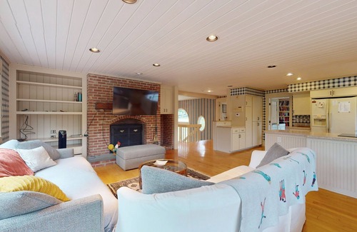 Woodstock House | Adventure-filled getaway, ponds, trails, dog-friendly, w/d, BBQ, views & more