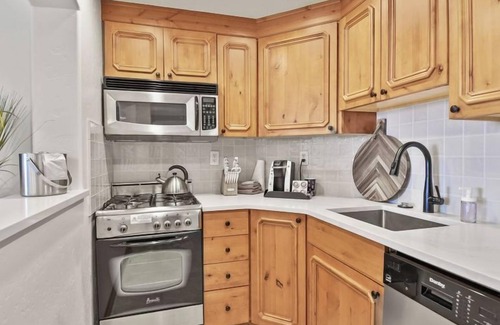 Midway Villa | Adventure Hub~Nordic Ski, Snowmobile & Snow Shoeing Villa 3073-1