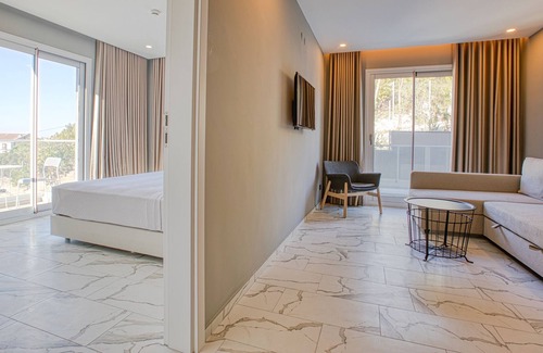 Cesme Apartment | AEGEAN Apartments Cesme - Suite Superior Room, Pool View, Living Room