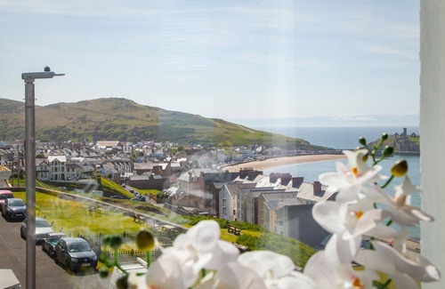 Peel Apartment | Aer Varrey - a holiday apartment with sea views that sleeps 3 guests