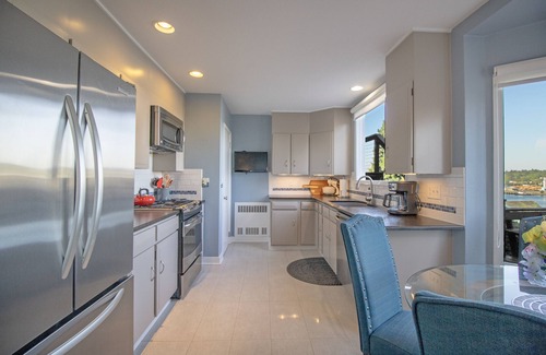 South Westside House | AERIE VIEW Classic character close to downtown w view of Mt Rainier & Budd inlet