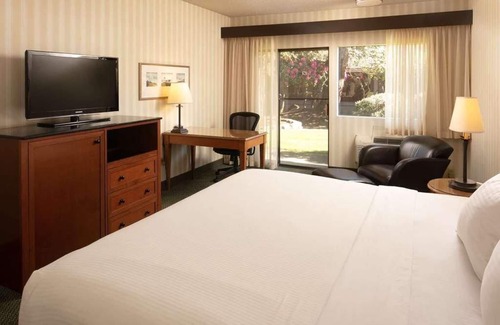 West Bellevue Hotel | Affordability Meets Comfort at Red Lion Hotel Bellevue! Pool, Pet-Friendly