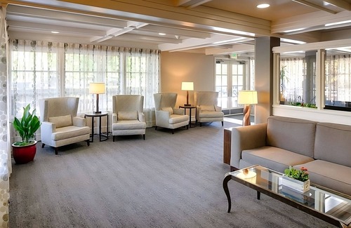 West Bellevue Hotel | Affordability Meets Comfort at Red Lion Hotel Bellevue! Pool, Pet-Friendly