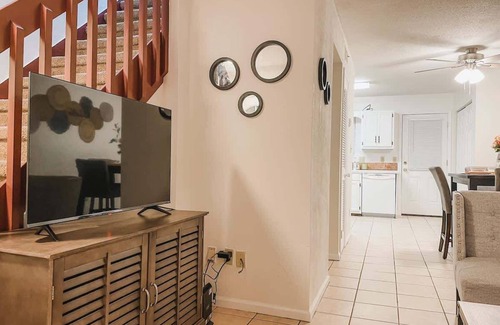 Tallahassee House | Affordable Retro Retreat | 80s Townhouse | 2 BDRMs
