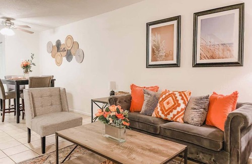 Tallahassee House | Affordable Retro Retreat | 80s Townhouse | 2 BDRMs