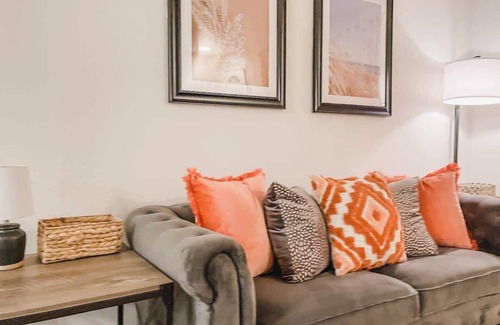 Tallahassee House | Affordable Retro Retreat | 80s Townhouse | 2 BDRMs