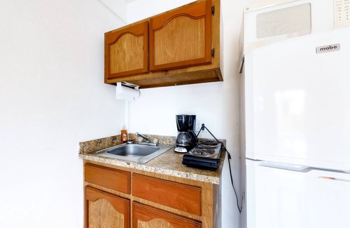 Caye Caulker House | Affordable Suite on Gated Property with Rooftop Deck, WiFi, AC, and Shared Pool