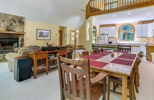 Davis Cabin | Affordably priced for a romantic getaway or family retreat~Beautiful Berkana!