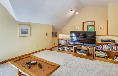 Davis Cabin | Affordably priced for a romantic getaway or family retreat~Beautiful Berkana!