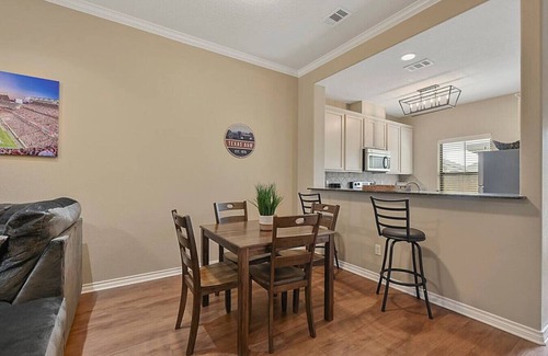 College Station House | Aggie Abode ~ Centrally located to Explore Aggieland!