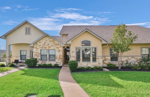 College Station House | Aggie Abode ~ Centrally located to Explore Aggieland!