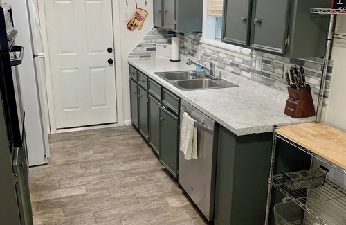 Windover East House | AggieLand Vacation House! Charming 3-BR 2-BA only 3 miles from Texas A&M Campus
