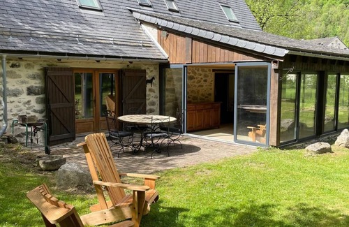 Aulus-les-Bains House | Agouadis barn and mini golf course