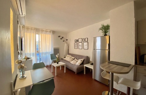 La Faviere Apartment | Air-conditioned apartment with sea view, swimming pool and parking, the beach just 2 steps away!