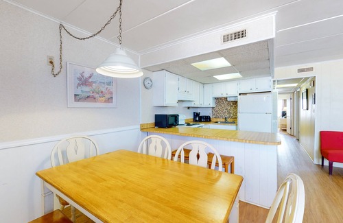 North Ocean City Condo | Air-conditioned condo with private laundry - walk to the beach & Northside Park