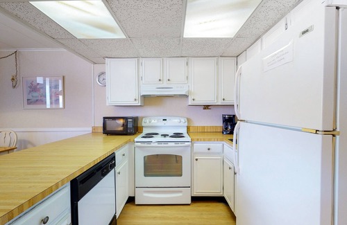 North Ocean City Condo | Air-conditioned condo with private laundry - walk to the beach & Northside Park
