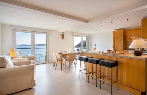 Giens Apartment | Air-conditioned fisherman's cottage waterfront Hyères terrace view Porquerolles