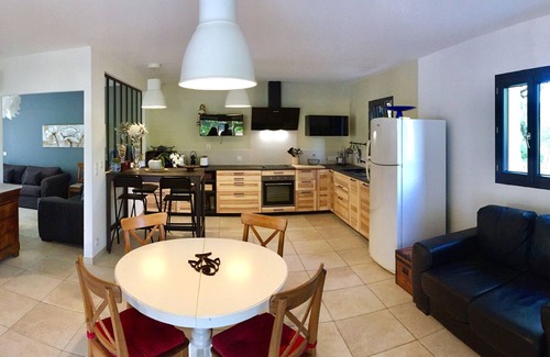 Maubec House | Air-conditioned villa, private swimming pool not shared and heated facing the Luberon .