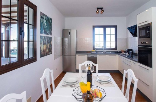 Tinajo Villa | Aircon, Wi-Fi, Smart TV, Private pool