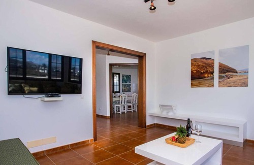 Tinajo Villa | Aircon, Wi-Fi, Smart TV, Private pool