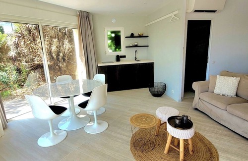 Plage de la Garonnette Villa | Airconditioned 230 m2 villa in a secured estate. 800m from the sea. Heated pool.