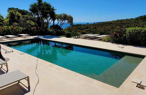 Plage de la Garonnette Villa | Airconditioned 230 m2 villa in a secured estate. 800m from the sea. Heated pool.