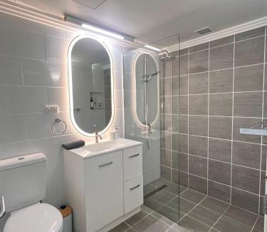 Airlie Beach Apartment | ☆Airliedise☆NO hills☆Kitchen☆5min walk 2 Ferry terminal☆WiFi☆Netflix