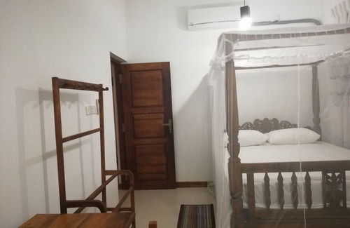 Negombo Bed & Breakfast | Airport 10 minutes drive and clean room.