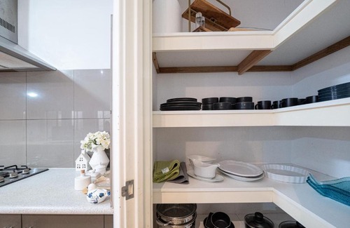 Thornlie House | Airport 5BR Haven - Full Kitchen & Tranquil