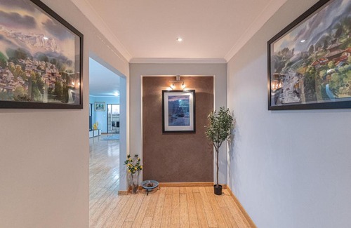 Thornlie House | Airport 5BR Haven - Full Kitchen & Tranquil