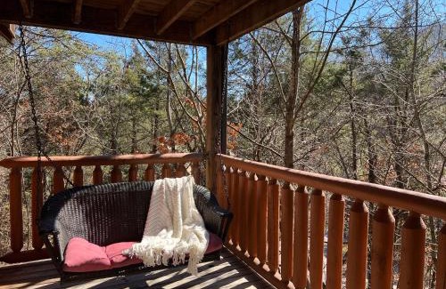 Pigeon Forge House | Airprort Runway 33- Near Pigeon Forge Resort Pool, Views & Free Attraction Tickets