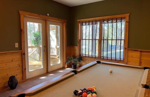Pigeon Forge House | Airprort Runway 33- Near Pigeon Forge Resort Pool, Views & Free Attraction Tickets