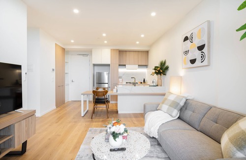 Heidelberg Heights Apartment | Airy 1BR Ivanhoe apt with Balcony & FREE parking