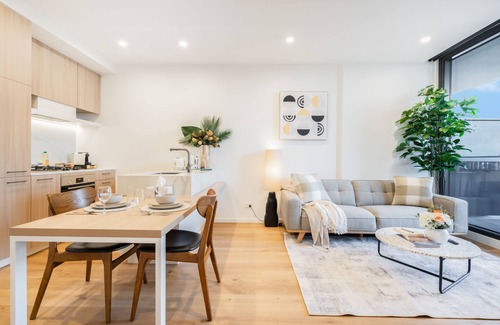 Heidelberg Heights Apartment | Airy 1BR Ivanhoe apt with Balcony & FREE parking