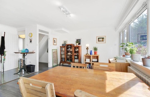 Bow Apartment | Airy 2bed flat in East London with Large Garden