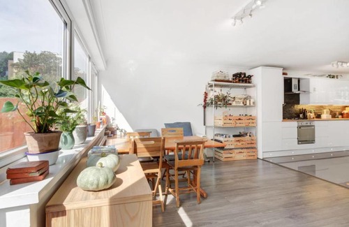 Bow Apartment | Airy 2bed flat in East London with Large Garden