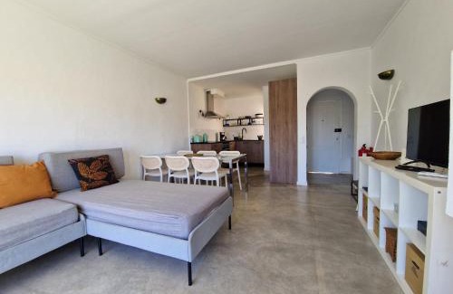Areias de Sao Joao Apartment | Airy 3br, AC, Garden, 2min Strip, 8min Oura Beach