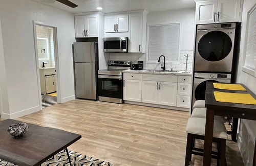 Gardena Apartment | Airy Arty Studio with Amenities