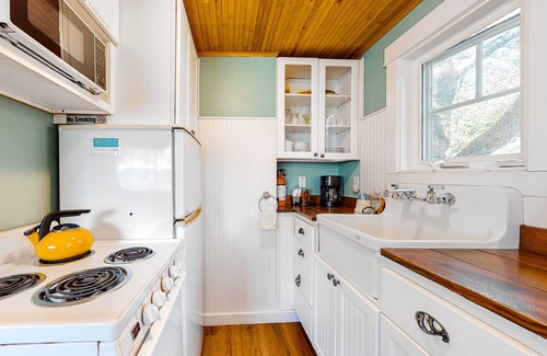 Downtown Cannon Beach Cottage | Airy Dog-Friendly Cottage with Free WiFi, Firepalce - Near Beach & Downtown