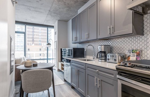 Lake View East Apartment | Airy Lakeview Studio, w/W/D, Gym, near Lincoln Park, by Blueground