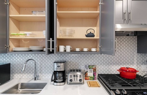 Lake View East Apartment | Airy Lakeview Studio, w/W/D, Gym, near Lincoln Park, by Blueground