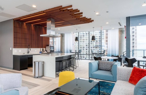 Lake View East Apartment | Airy Lakeview Studio, w/W/D, Gym, near Lincoln Park, by Blueground