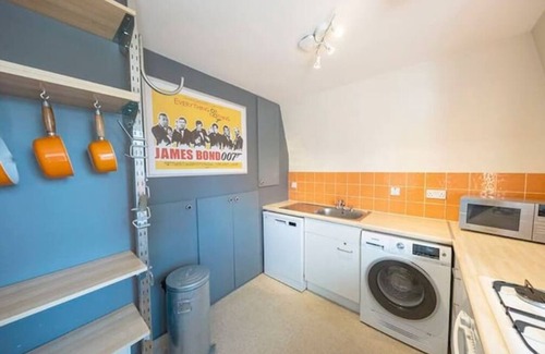 St. Dunstan's Apartment | Airy one-bed in Limehouse with views of the city