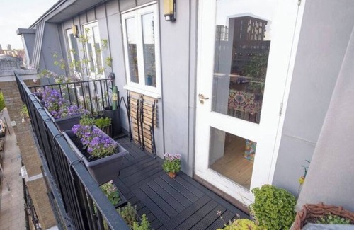 St. Dunstan's Apartment | Airy one-bed in Limehouse with views of the city