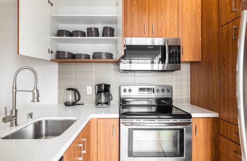 South Redondo Apartment | Airy Redondo Beach 1BR w/Pool, Gym, 1 block from beach, by Blueground