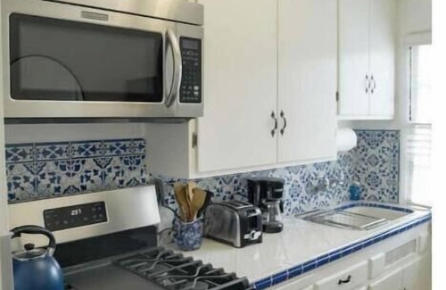 Wilshire Montana Apartment | Airy Studio w Balcony - steps to Montana Ave. - E